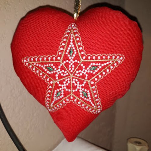Coeur a suspendre brodé  "etoile  " blanche et or en coton rouge 13 x 14 cm dos  coton spécial patch rouge étoiles or fait main