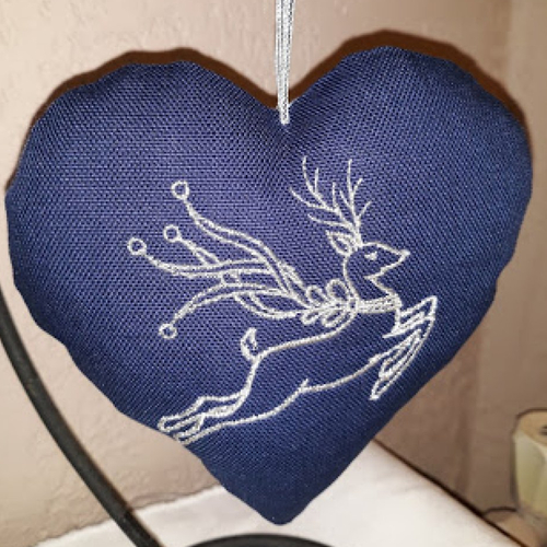 Coeur a suspendre brodé " cerf argent "coton marine,13 x 14 cm dos  coton spécial patch bleu arbres argent fait main