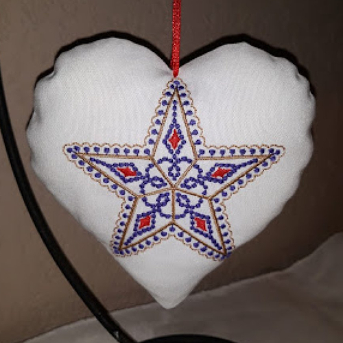 Coeur a suspendre brodé " etoile "coton écru 13x14 dos  coton spécial patch écru étoile or fait main