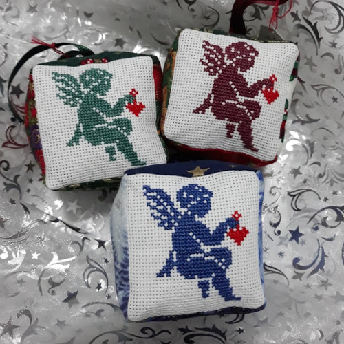 Boule carrée lot de 3 brodée main 6x6 "ange vert, bordeaux, bleu " et tissu spécial patch noël fait main