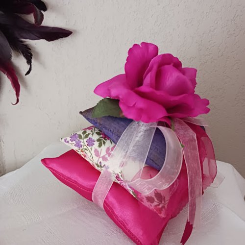 3 coussins senteur douce  " rose fushia  " tissus précieux fushia, fleur, violet fait main