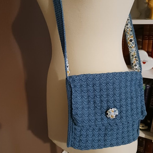 Sac bandoulière au crochet acrylique bleu jean doublé coton fleurs fait main