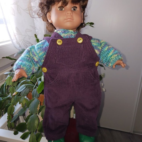 Vêtement de poupée 40 cm ensemble salopette velours prune et pull tricoté main fait main