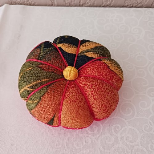 Pelote porte épingles "fleur cerise" 9 cm x 3 cm à poser sur le bras de la machine fait main