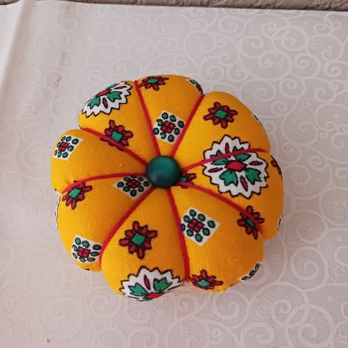 Pelote porte épingles " fleur de provence " 9 cm x 3 cm à poser sur le bras de la machine fait main