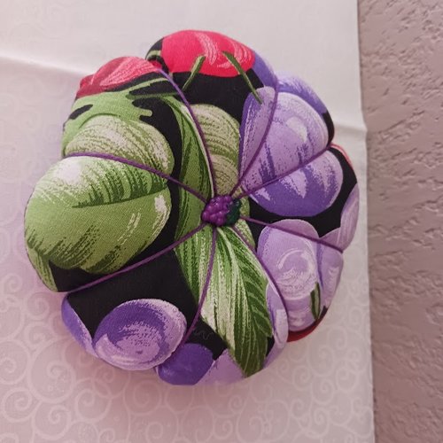 Pelote porte épingles " fleur raisin " 14 cm x 3.5 cm plus ou moins fait main