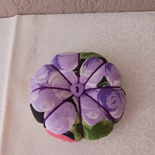 Pelote porte épingles " fleur raisin " 9 cm x 3 cm plus ou moins à poser sur le bras de la machine fait main