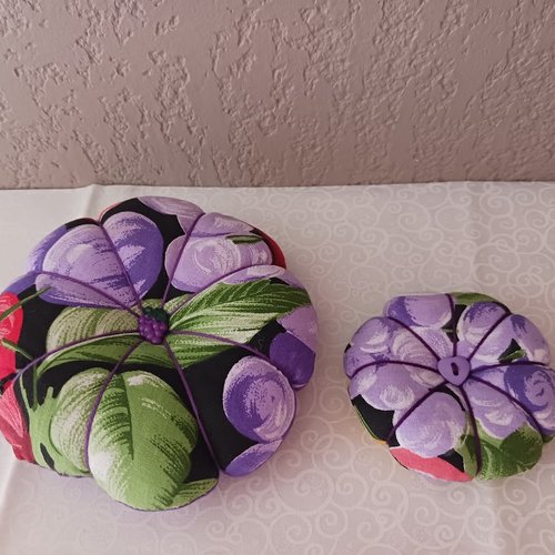 Pelote porte épingles duo " fleur raisin " 14  x 3.5  et 9 x 3 plus ou moins fait main