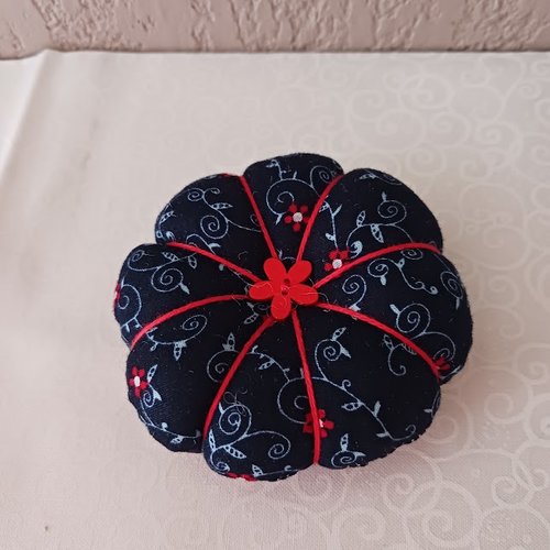 Pelote porte épingles " fleur rouge " 9 cm x 3 cm plus ou moins à poser sur le bras de la machine fait main