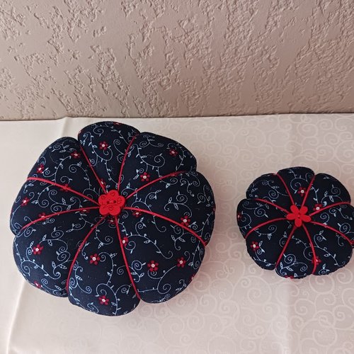 Pelote porte épingles duo " fleur rouge " 14  x 3.5  et 9 x 3 plus ou moins fait main