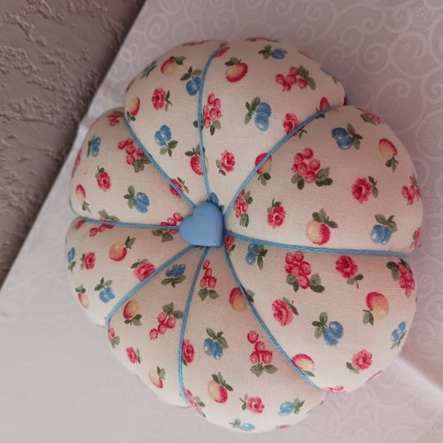 Pelote porte épingles " fleur fruits " 14 cm x 3.5 cm plus ou moins fait main