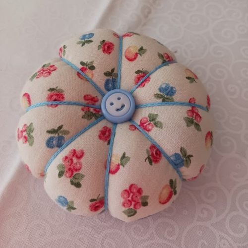 Pelote porte épingles " fleur fruits " 9 cm x 3 cm plus ou moins à poser sur le bras de la machine fait main