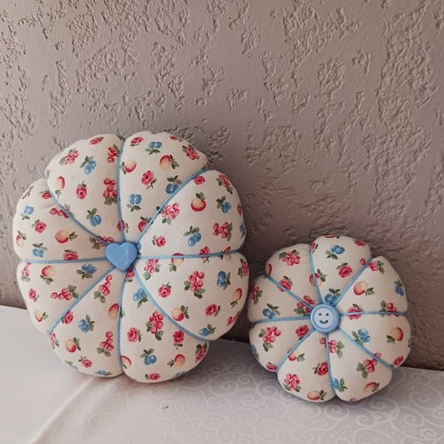 Pelote porte épingles duo " fleur fruits " 14  x 3.5  et 9 x 3 plus ou moins fait main