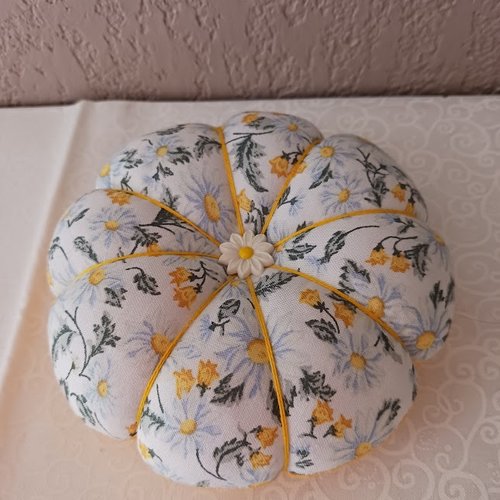 Pelote porte épingles " fleur marguerite " 14 cm x 3.5 cm plus ou moins fait main