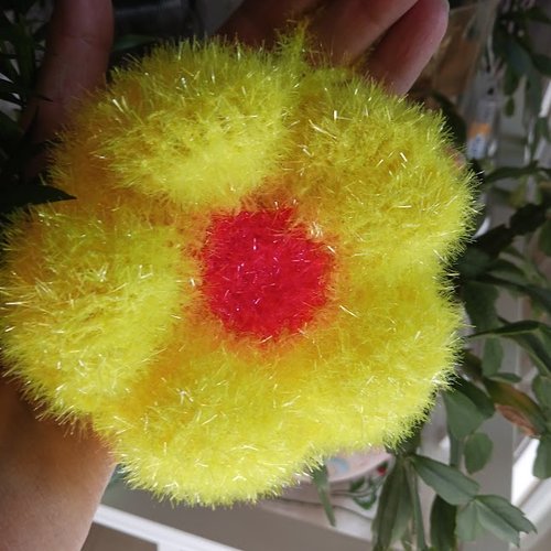 Tawashi fleur de douche ou de vaisselle lavable et durable "  jaune/rose " au crochet fait main