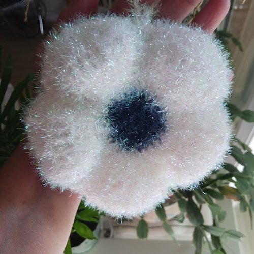 Tawashi fleur de douche ou de vaisselle lavable et durable "blanc scintillant/marine " au crochet fait main