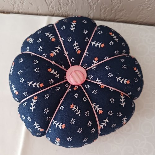 Pelote porte épingles " fleur marine/rose " 14 cm x 3.5 cm plus ou moins fait main