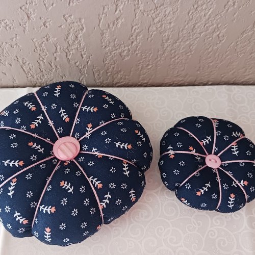 Pelote porte épingles duo " fleur marine/rose " 14  x 3.5  et 9 x 3 plus ou moins fait main