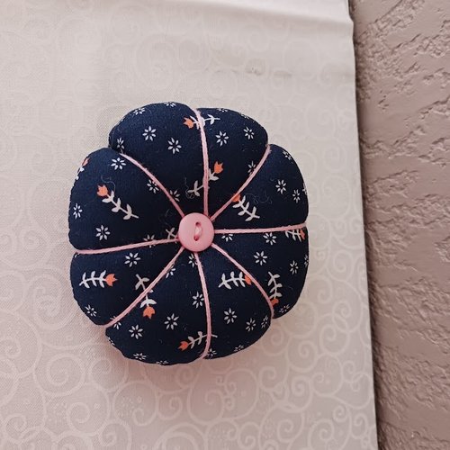 Pelote porte épingles " fleur marine/rose " 9 cm x 3 cm plus ou moins à poser sur le bras de la machine fait main