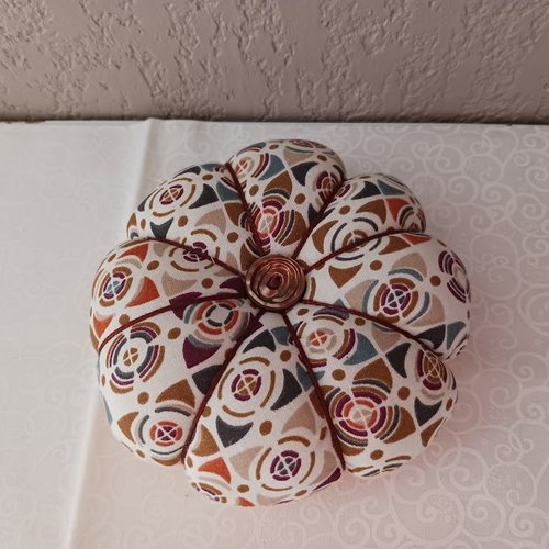 Pelote porte épingles " fleur marron " 14 cm x 3.5 cm plus ou moins fait main
