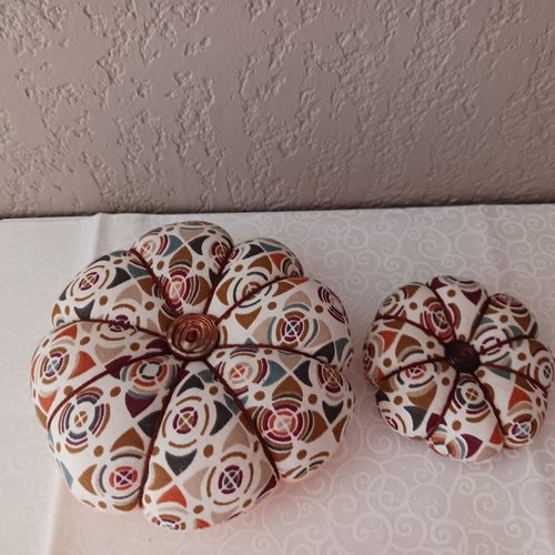 Pelote porte épingles duo " fleur marron " 14  x 3.5  et 9 x 3 plus ou moins fait main