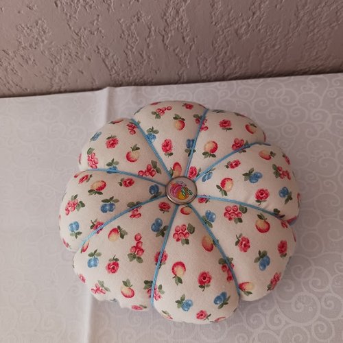 Pelote porte épingles " fleur bleu/fruit " 14 cm x 3.5 cm plus ou moins fait main