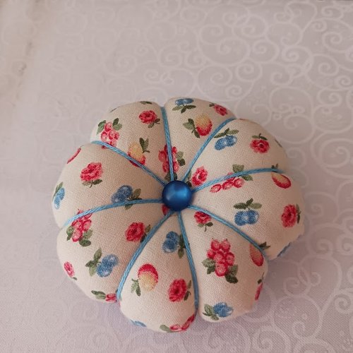 Pelote porte épingles " fleur bleu/fruit " 9 cm x 3 cm plus ou moins à poser sur le bras de la machine fait main