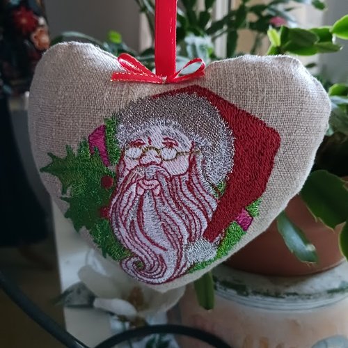 Coeur a suspendre brodé " pére noël " en toile de lin brodé en fils brillant,13 x 13 cm dos  en lin  fait main