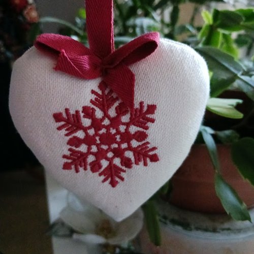 Coeur a suspendre brodé rouge foncé " flocon " en toile de coton rustique écru 10 x 10 cm   fait main