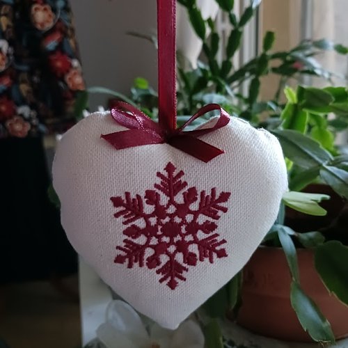 Coeur a suspendre  " flocon " brodé bordeaux en toile de coton rustique écru 10 x 10 cm   fait main