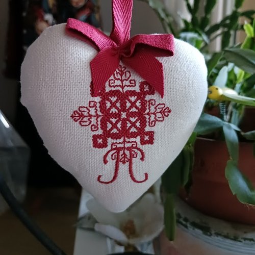 Coeur a suspendre  " étoile " brodé rouge foncé en toile de coton rustique écru 10 x 10 cm   fait main