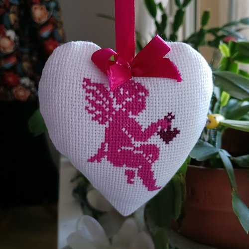Coeur a suspendre  " ange " brodé main fushia dos coton à fleurs rose 8.5 x 9 cm   fait main