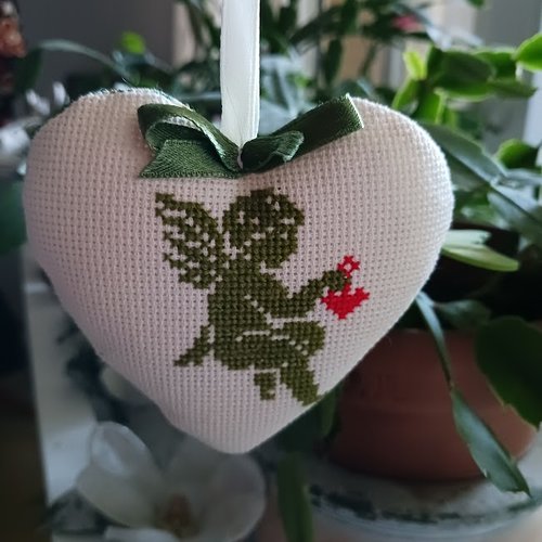 Coeur a suspendre  " ange " brodé main kaki dos coton à feuilles kaki 8.5 x 9 cm   fait main