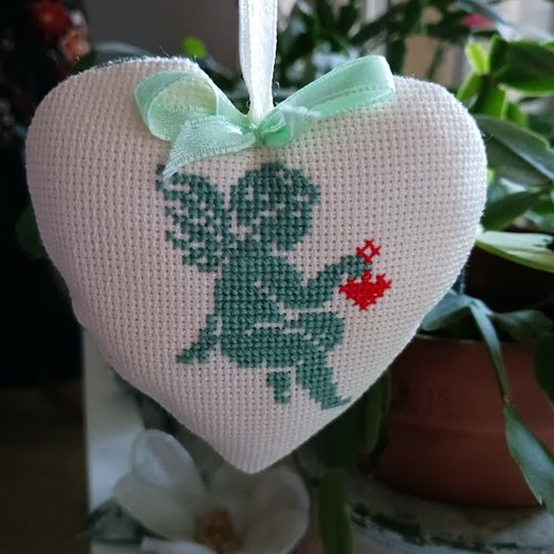 Coeur a suspendre  " ange " brodé main vert clair dos coton à feuilles vert 8.5 x 9 cm   fait main