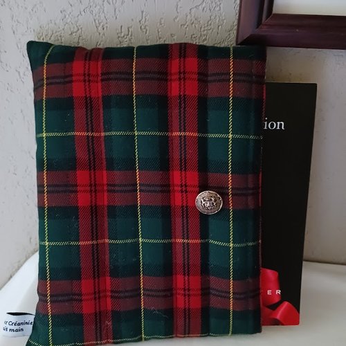 Protège livre " tartan " en laine et viscose ouatiné et doublure coton vichy vert et blanc h23xl17.5 fait main