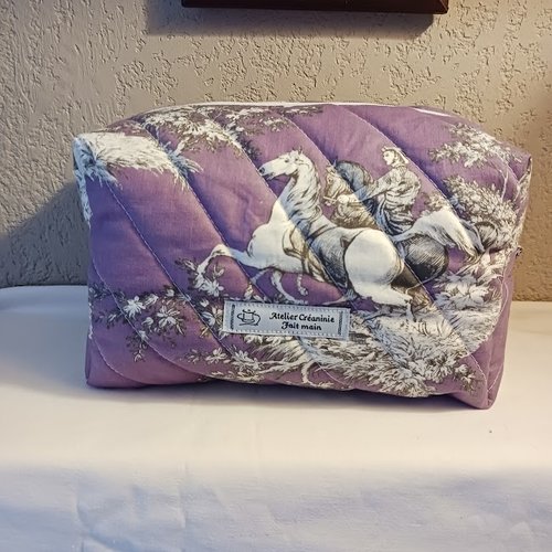 Trousse matelassé en coton violet " jouy" 22 x14 x10 doublé coton violet avec 2 poches fait main