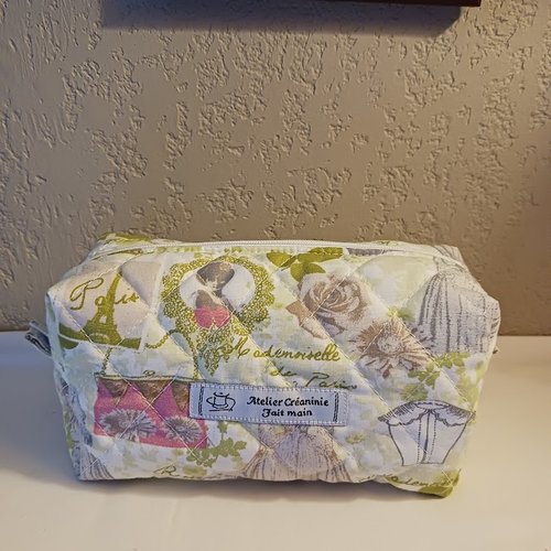 Trousse matelassé en coton vert anis " mode paris" 17x9.5x7 doublé coton écru et 1 poche  fait main