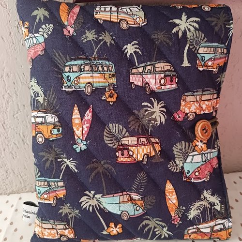 Protège livre " cars " en coton ouatiné matelassé bande diagonale et doublure coton écru h 23 x l18.5 fait main