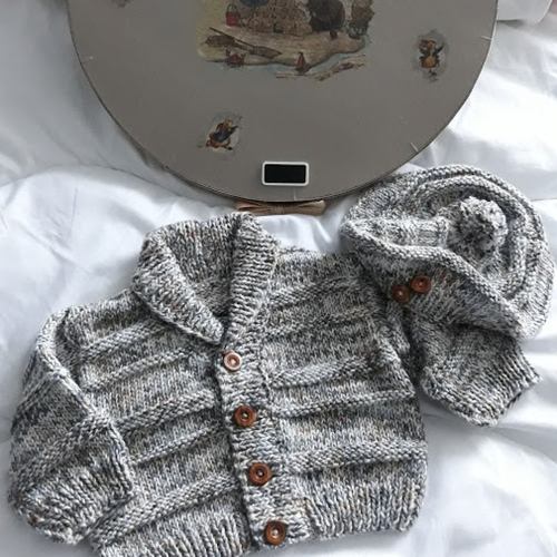 Ensemble bébé 3 mois tricoté main gilet et béret gris marron dans sa boîte cadeau fait main