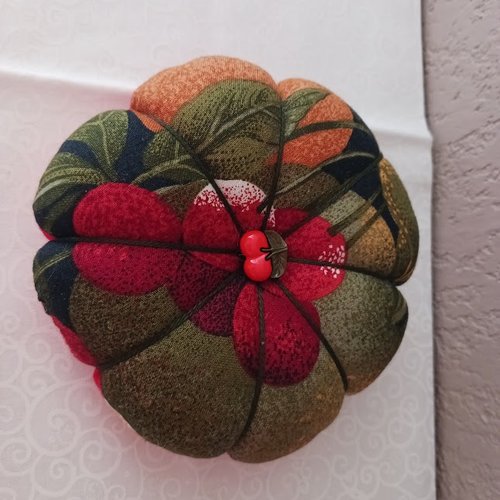 Pelote porte épingles "fleur cerise" 14 cm x 3.5 cm fait main