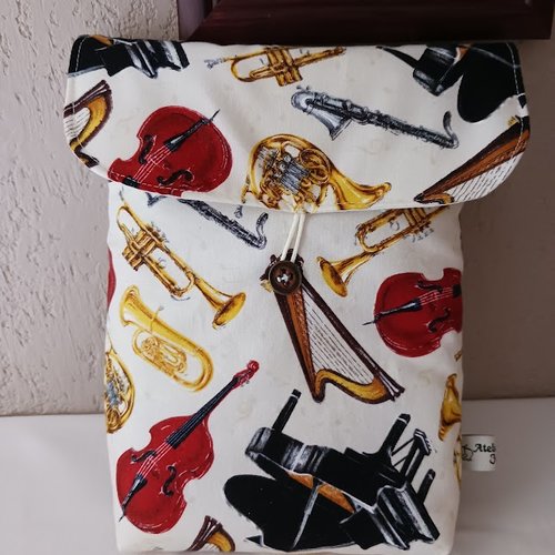 Protège livre " musique "avec rabat en coton patch ouatiné et doublure coton h22xl18xe4 fait main
