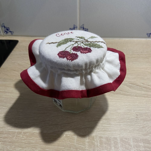Charlotte pot de confiture ( cerises)