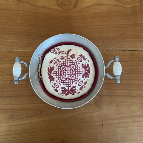 Plat décoration cuisine brodé mains
