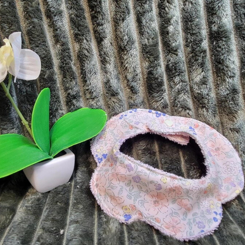 Bavoir bébé original et élégant en forme de fleur