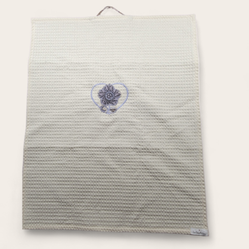 Torchon blanc cassé brodé avec une touche de lilas