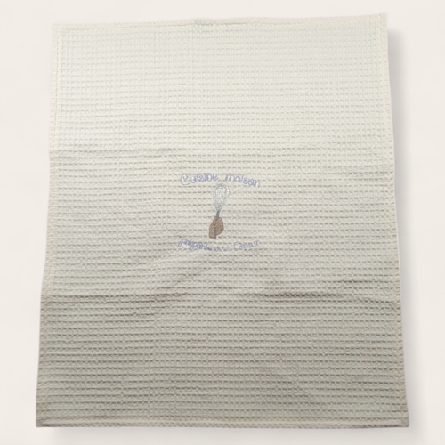 Torchon blanc cassé brodé avec une touche de lilas