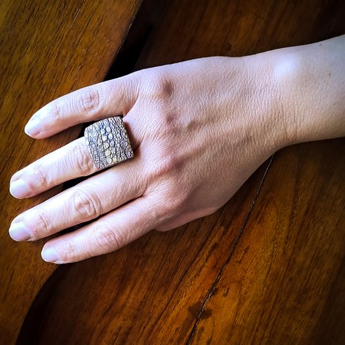 Bague artisanale texturée effet minéral – argile polymère – laiton finition bronze – bijou unique fait main