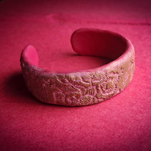 Bracelet manchette rose poudré doré dentelle – polymer clay cuff bracelet – bijou artisanal pièce unique – blush pink gold jewelry