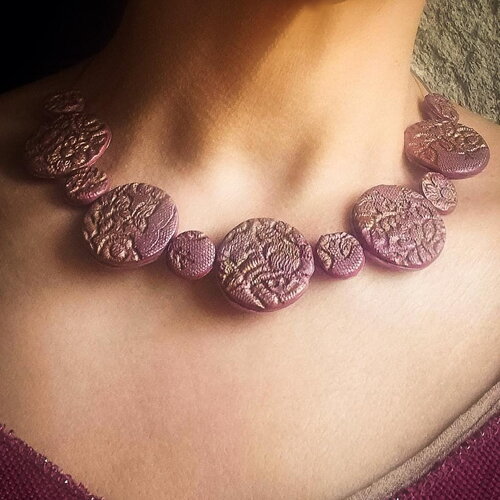 Collier ras de cou en argile polymère réversible – pièce unique – bijou artisanal texturé rose – collier fait main original