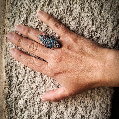 Bague en argile polymère effet dentelle irisée bleu turquoise violet or – pièce unique – bijou fait main
